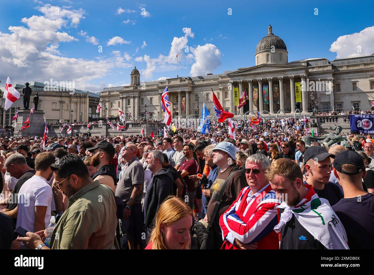 Londres, Royaume-Uni. 27 juillet 2024. Des milliers de partisans de Tommy Robinson, de son vrai nom Stephen Yaxley-Lennon, ont défilé depuis les cours royales de justice et sont maintenant rassemblés pour un rassemblement à Trafalgar Square, dans le centre de Londres. Beaucoup ont apporté les drapeaux de l'Union Jack et de la St George's Cross ou portent les couleurs de l'Union Jack. Crédit : Imageplotter/Alamy Live News Banque D'Images