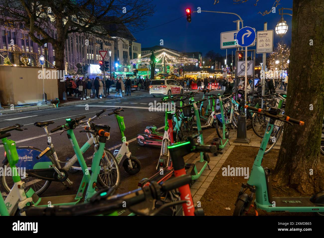 Shopping de Noël sur Koenigsallee, Koe, e-scooter, lumières de Noël, dans le centre-ville de Duesseldorf, Rhénanie du Nord-Westphalie, Allemagne, bijoutier Banque D'Images