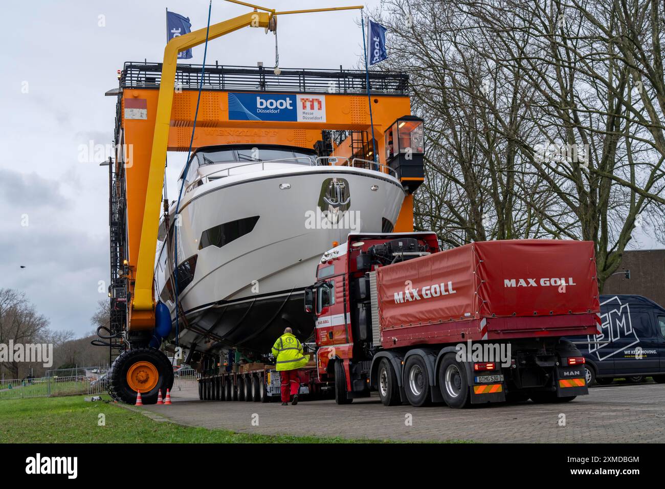 Grattage du yacht à moteur Sunseeker 88Y de EUR6,3 millions, pesant 82 tonnes, en préparation du plus grand salon des sports nautiques au monde, Boot In Banque D'Images