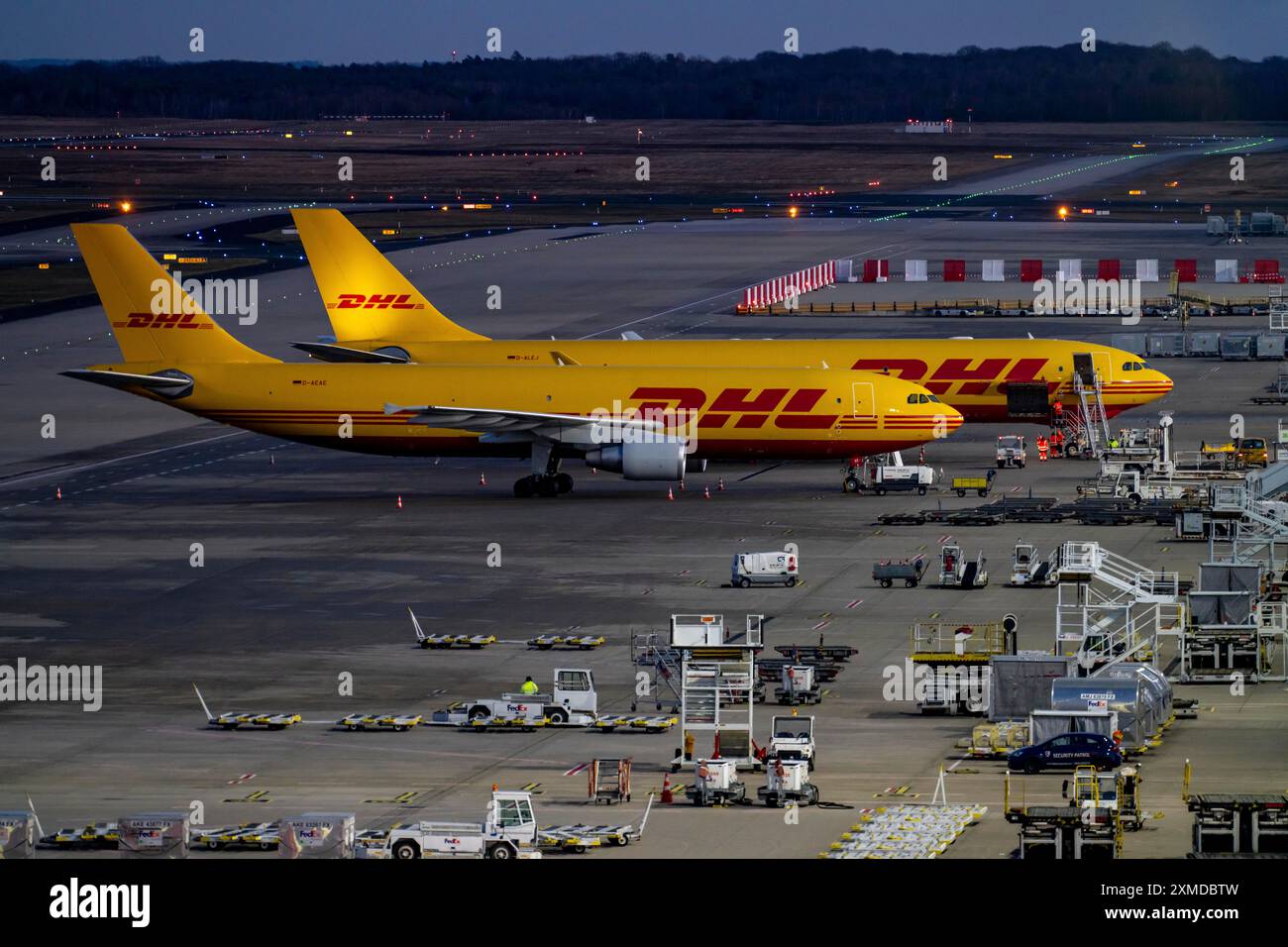 Avion cargo DHL sur l'aire de trafic du centre logistique, centre de fret, aéroport de Cologne-Bonn, Rhénanie du Nord-Westphalie, Allemagne Banque D'Images