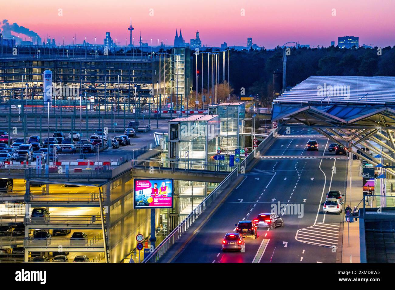 Parking de l'aéroport de Cologne-Bonn, gratte-ciel du centre-ville de Cologne, cathédrale de Cologne, Rhénanie du Nord-Westphalie, Allemagne Banque D'Images