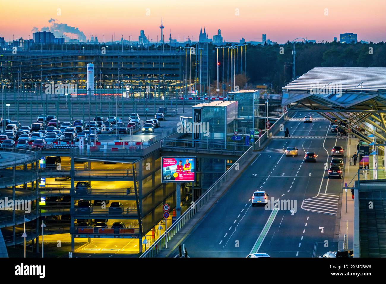 Parking de l'aéroport de Cologne-Bonn, gratte-ciel du centre-ville de Cologne, cathédrale de Cologne, Rhénanie du Nord-Westphalie, Allemagne Banque D'Images