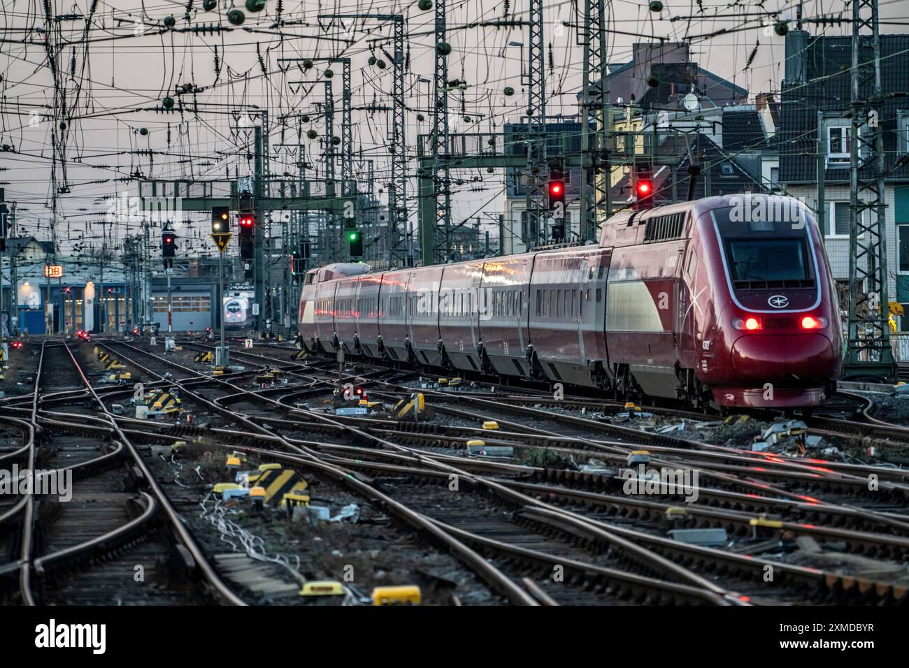 Train Eurostar en route pour Bruxelles, gare centrale de Cologne, voies du côté ouest, lignes aériennes, signaux, points, lignes ferroviaires, Cologne, Nord Banque D'Images