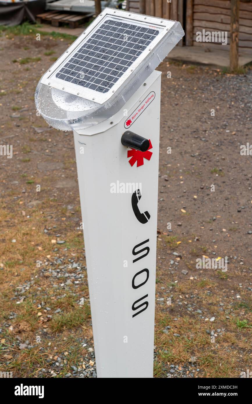 Pilier d’appel d’urgence SOS de la Fondation Bjoern Steiger, alimenté par l’énergie solaire, à l’Edersee, dans un parking pour randonneurs Banque D'Images