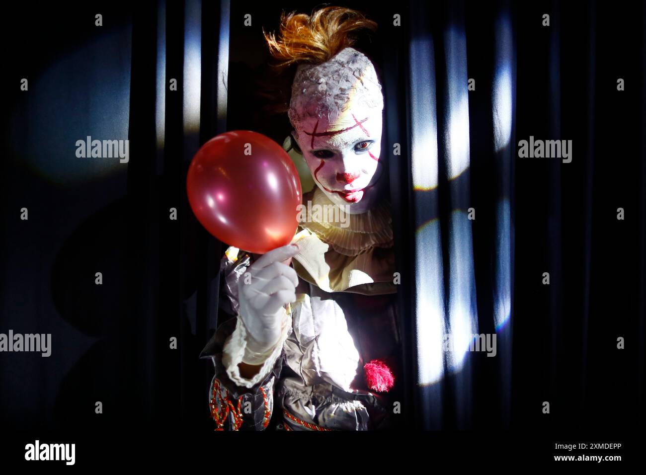 Katmandou, Népal. 27 juillet 2024. Une personne habillée en Pennywise, le clown du film "It", regarde depuis les coulisses avant une représentation le dernier jour de la Mela du Créateur de l'ambassade des États-Unis à Katmandou. (Photo de Skanda Gautam/SOPA images/SIPA USA) crédit : SIPA USA/Alamy Live News Banque D'Images