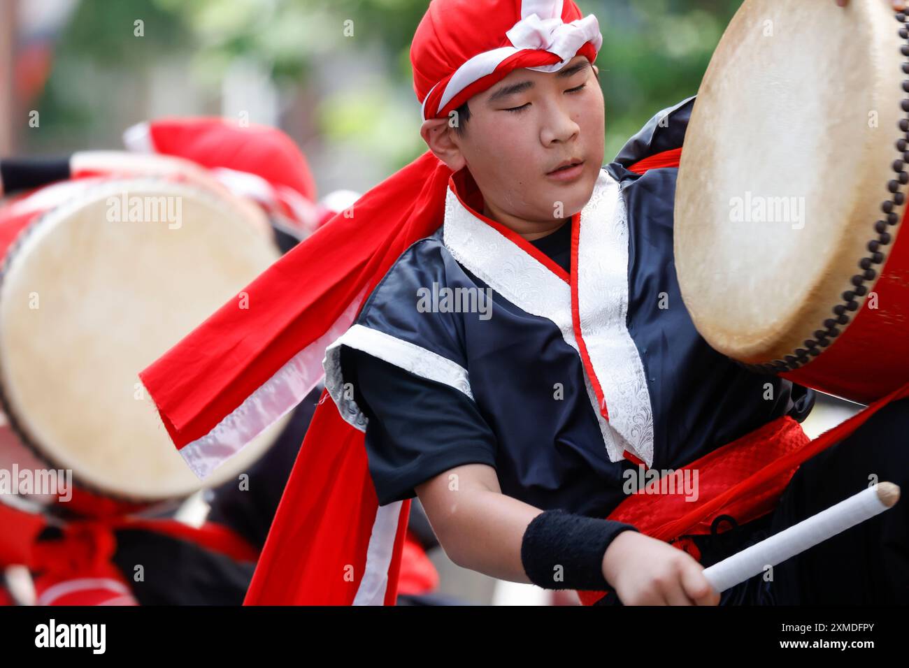 Tokyo, Japon. 27 juillet 2024. Les danseurs de l'EISA se produisent pendant le 21e Festival EISA de Shinjuku, 22 troupes de danse de l'EISA (794 participants) se produisent dans les rues près de la gare de Shinjuku frappant des tambours taiko portables alors qu'ils se déplacent à travers la foule. L'EISA est une danse bon originaire d'Okinawa pour souhaiter la santé, la sécurité et la prospérité et prier pour le repos des esprits. (Crédit image : © Rodrigo Reyes Marin/ZUMA Press Wire) USAGE ÉDITORIAL SEULEMENT! Non destiné à UN USAGE commercial ! Banque D'Images