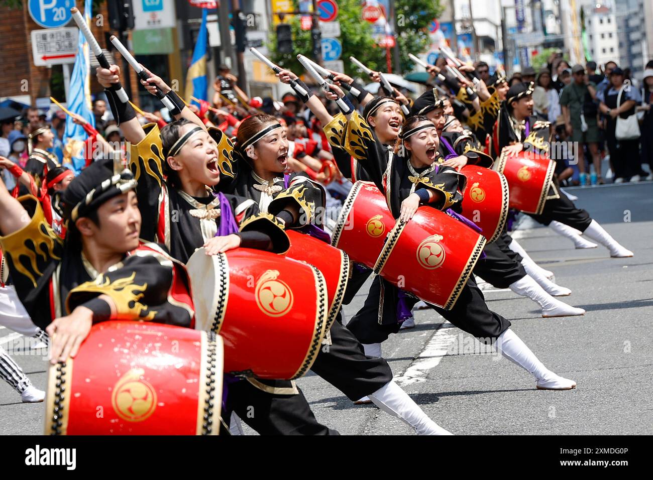 Tokyo, Japon. 27 juillet 2024. Les danseurs de l'EISA se produisent pendant le 21. Festival EISA de Shinjuku 2024 à Tokyo. Cette année, 22 troupes de danse de l’EISA (794 participants) se sont produites dans les rues près de la gare de Shinjuku en frappant des tambours taiko portables alors qu’ils se déplaçaient dans la foule. L'EISA est une danse bon originaire d'Okinawa pour souhaiter la santé, la sécurité et la prospérité et prier pour le repos des esprits. (Crédit image : © Rodrigo Reyes Marin/ZUMA Press Wire) USAGE ÉDITORIAL SEULEMENT! Non destiné à UN USAGE commercial ! Banque D'Images