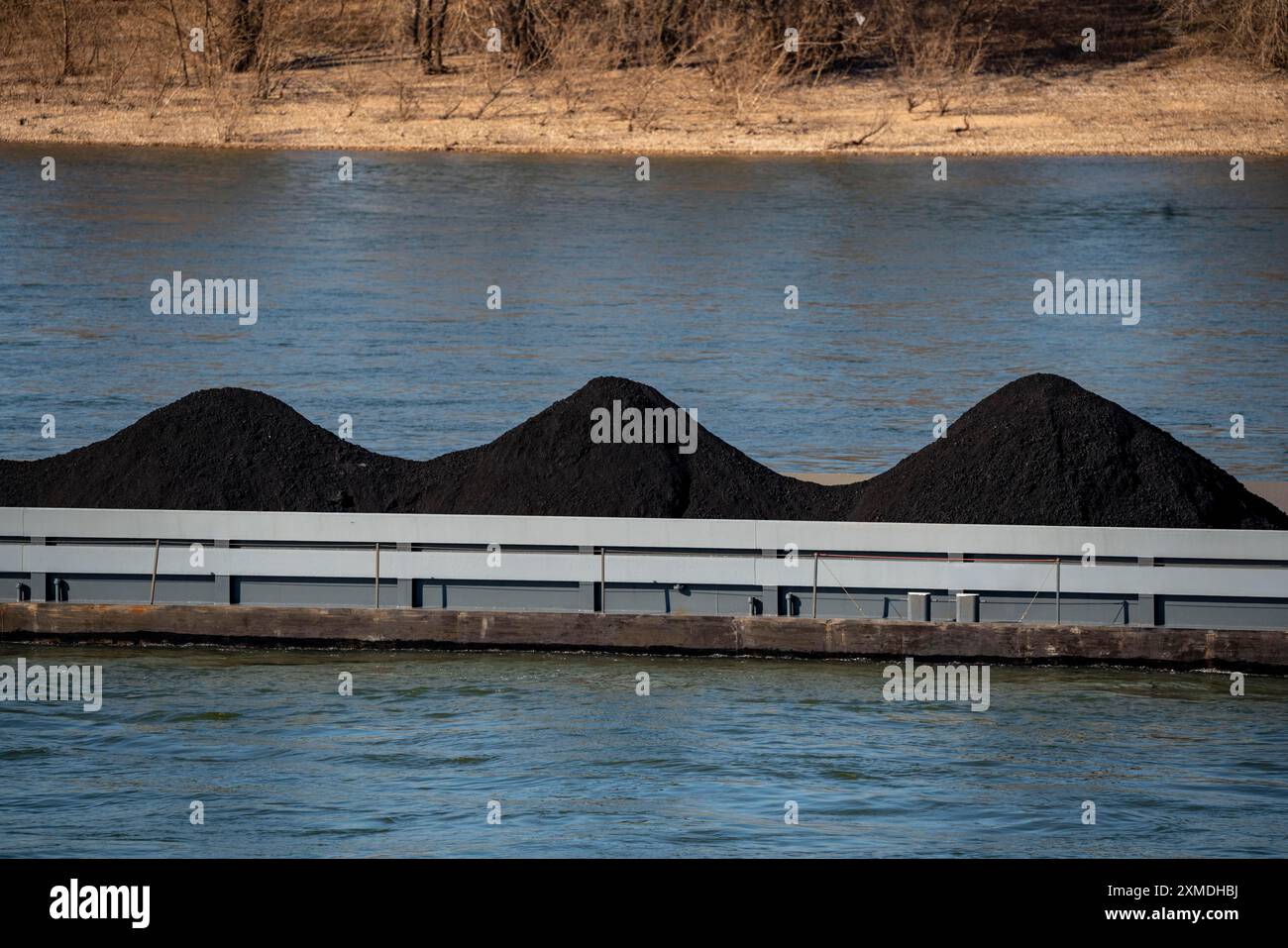Navires de charge sur le Rhin près de Duisbourg, charbon importé, pour les centrales électriques, Duisbourg, Rhénanie du Nord-Westphalie, Allemagne Banque D'Images