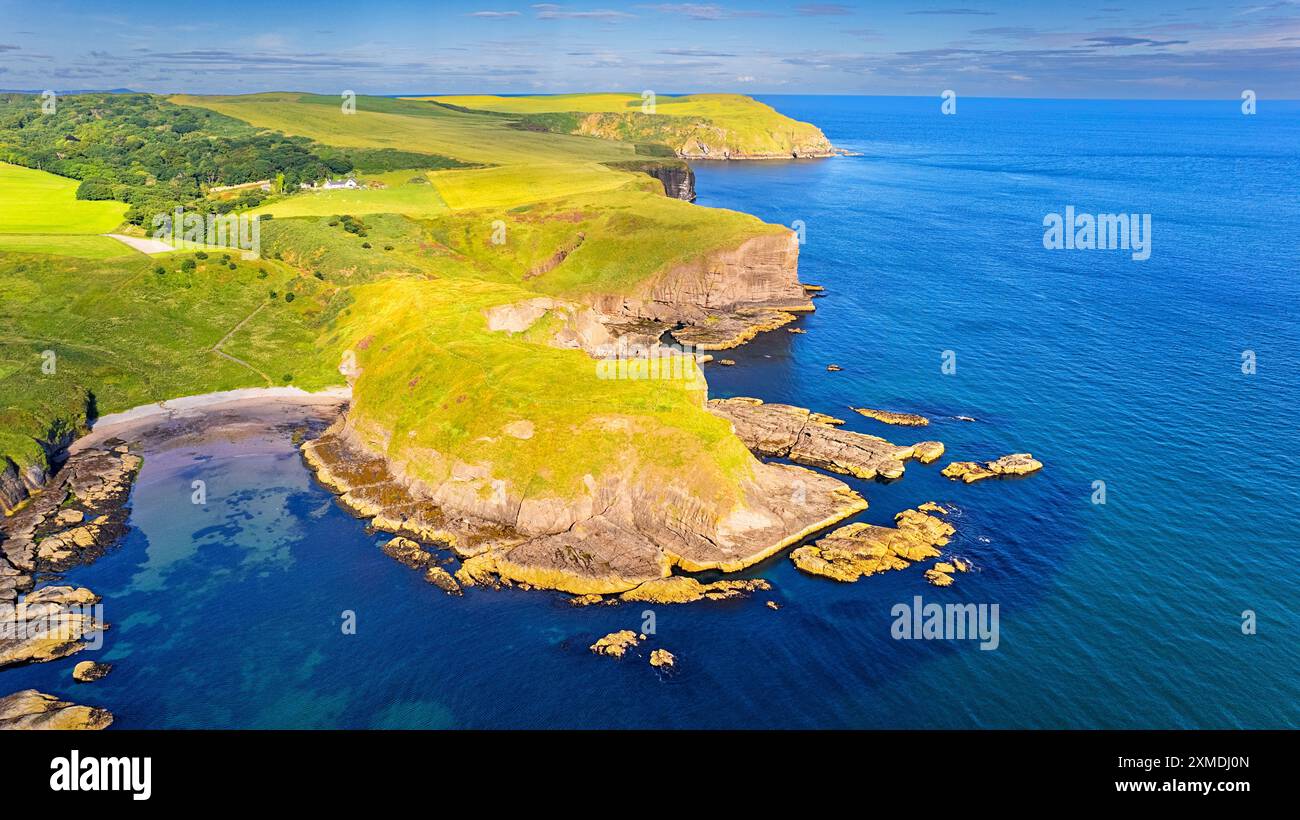 Cullykhan Beach et Bay Aberdeenshire Écosse et soleil d'été sur une mer bleu et vert profond Banque D'Images