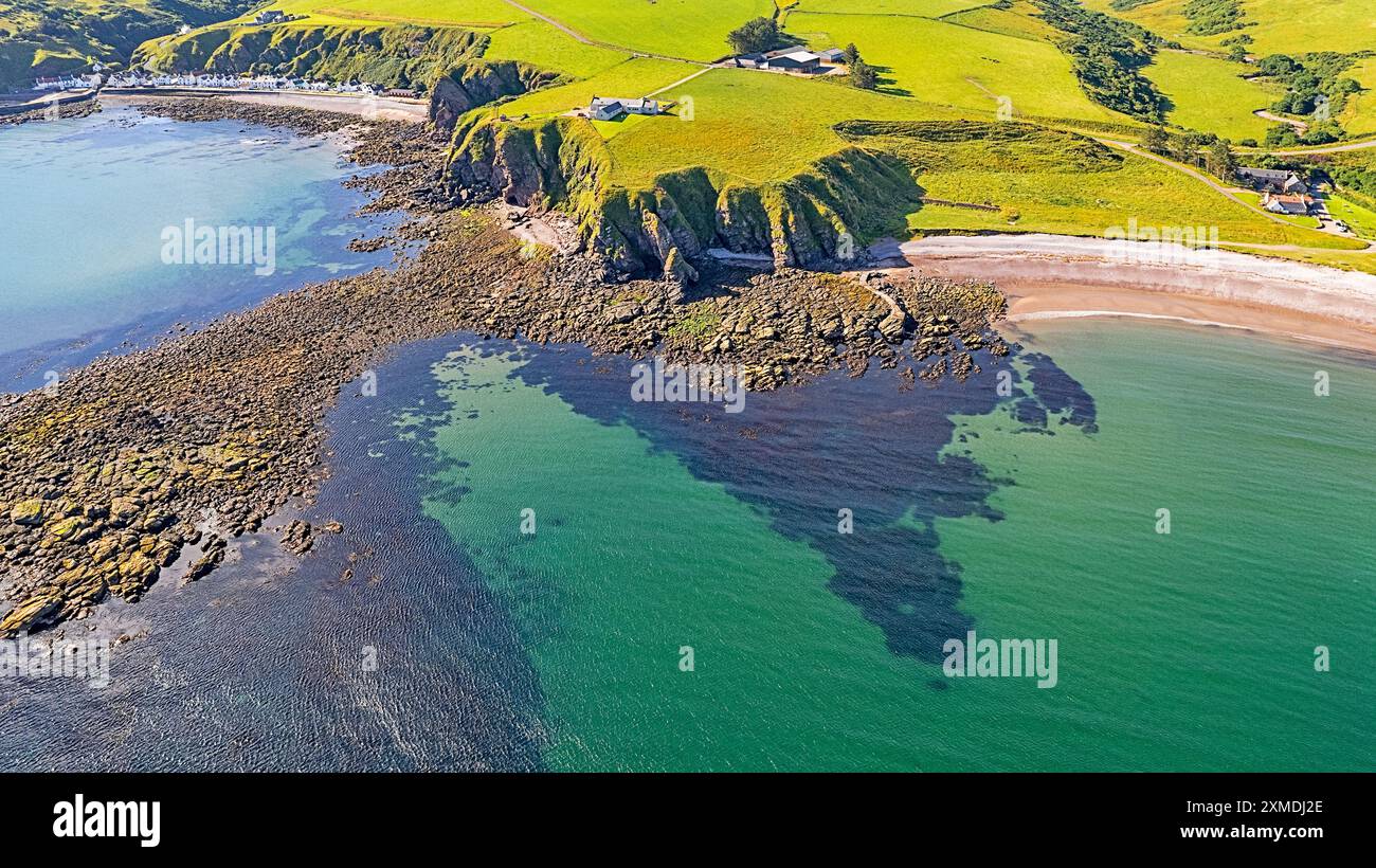 Cullykhan Beach et Bay Aberdeenshire Écosse soleil d'été sur Mill Shore Beach Pennan Bay et les maisons blanches de Pennan Banque D'Images