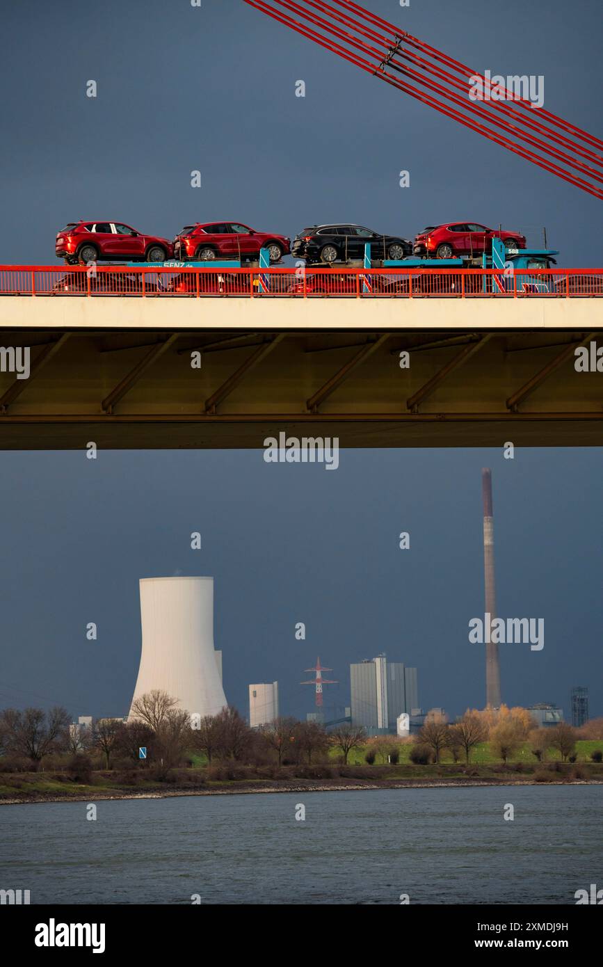 Beeckerwerther Bruecke, pont autoroutier, A42, camion, cargo sur le Rhin, derrière la centrale à charbon STEAG Duisburg-Walsum, tour de refroidissement Banque D'Images