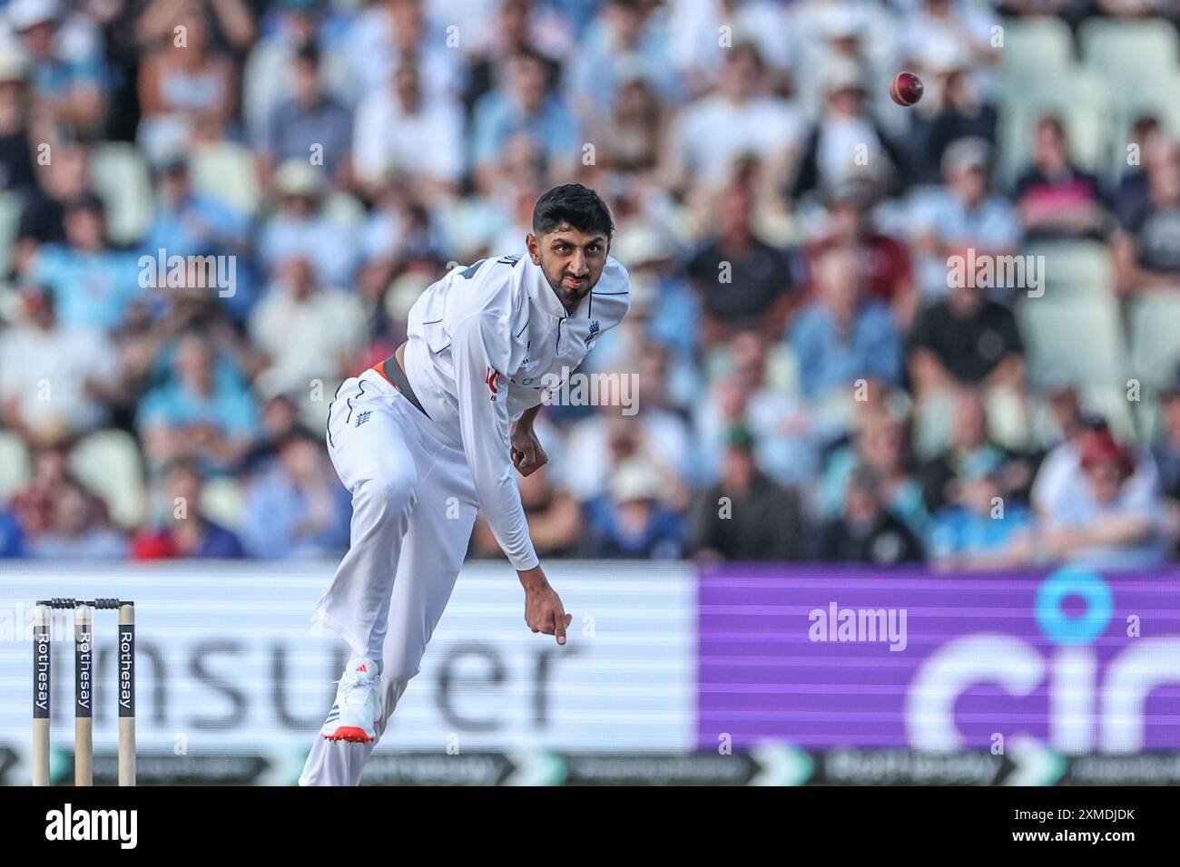 Shoaib Bashir d'Angleterre livre le ballon lors de la deuxième journée du Rothesay test match Angleterre vs Antilles à Edgbaston, Birmingham, Royaume-Uni, 27 juillet 2024 (photo par Mark Cosgrove/News images) Banque D'Images