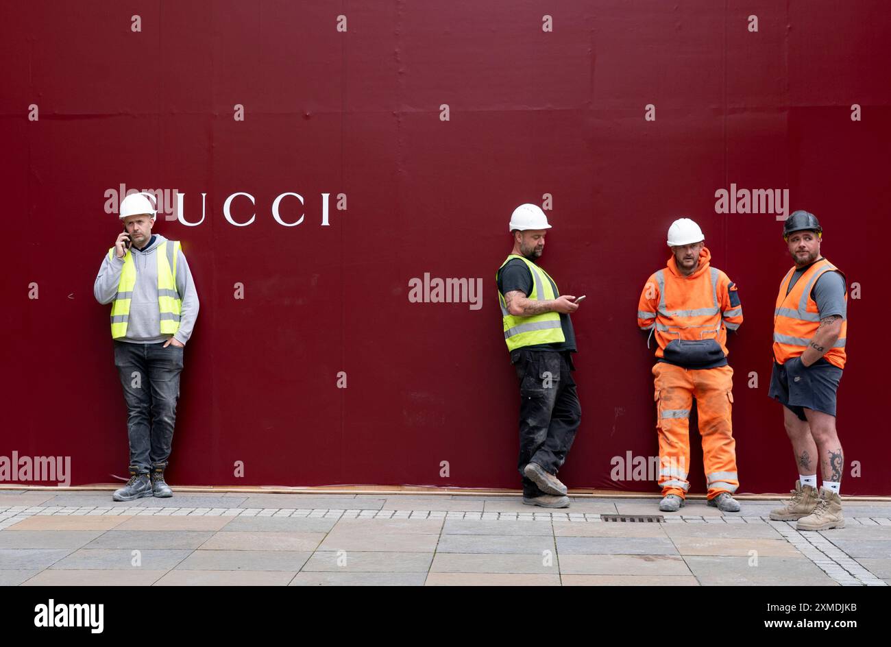 Les travailleurs se tiennent devant le nouveau magasin Gucci en construction à Édimbourg, en Écosse, au Royaume-Uni Banque D'Images