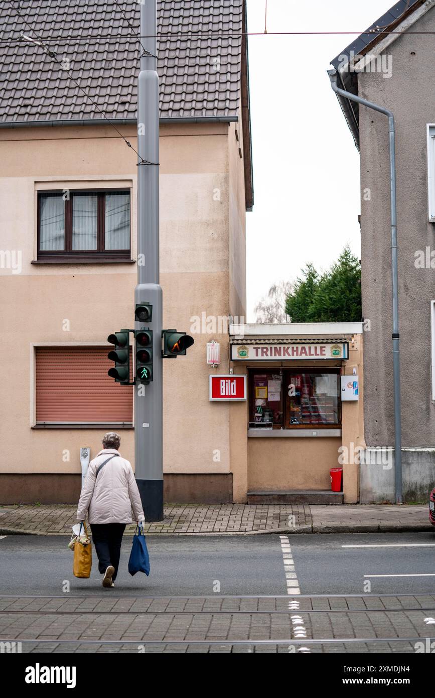 Trinkhalle, kiosque, très petit, étroit, entre deux bâtiments résidentiels, à Wattenscheid, sur Wattenscheider Hellweg, Bochum, Rhénanie du Nord-Westphalie Banque D'Images