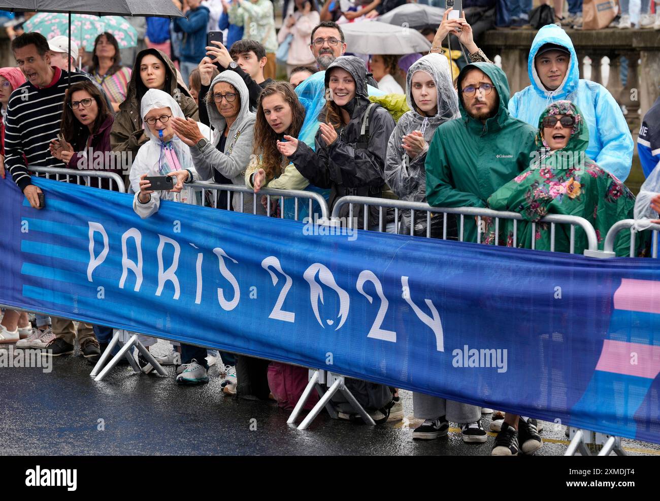 Paris, France. 27 juillet 2024. Les spectateurs bravent la pluie pour assister au contre-la-montre individuel masculin en cyclisme sur route aux Jeux Olympiques de Paris 2024 à Paris, France, le samedi 27 juillet 2024. Photo de Paul Hanna/UPI. Crédit : UPI/Alamy Live News Banque D'Images