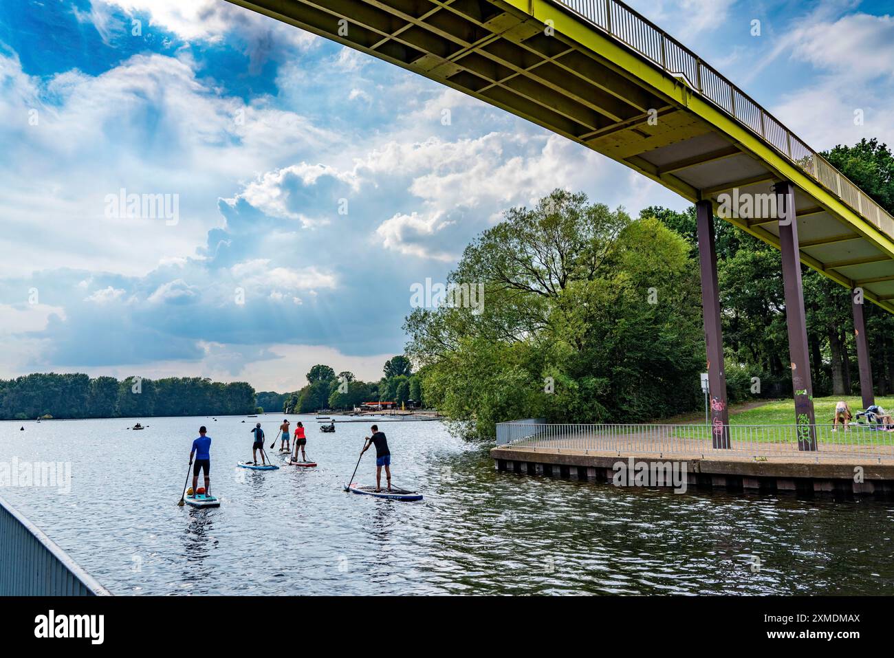 Le Sechs-Seen-Platte, une zone de loisirs locale dans le sud de Duisburg, près du quartier Wedau, 6 anciennes gravières, à Wolfssee, Pont jaune Banque D'Images