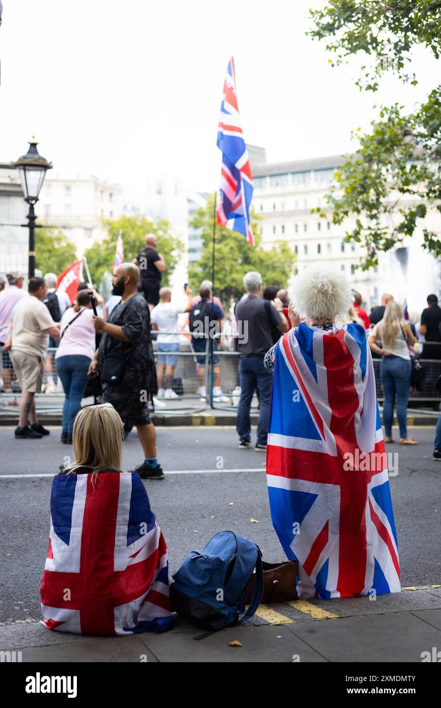 Les partisans de Tommy Robinson et des groupes d'extrême droite se rassemblent à Trafalgar Square pour une manifestation. Banque D'Images