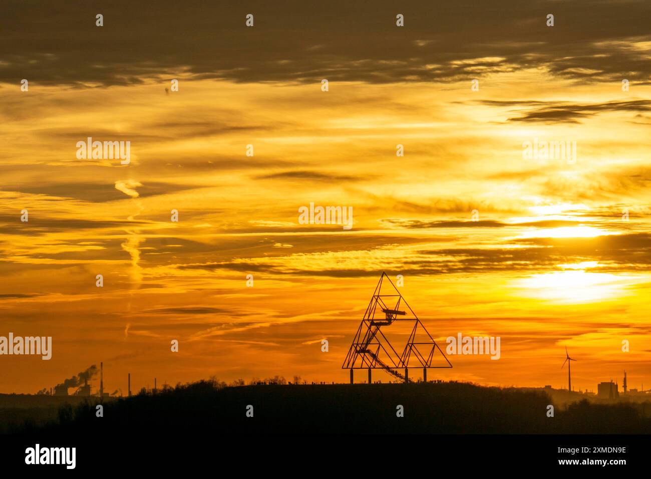 Ciel rouge du soir, coucher de soleil, vue depuis le slagheap Mottbruch à Gladbeck, à l'ouest, jusqu'au slagheap à Beckstrasse, à Bottrop avec le Tetraeder Banque D'Images