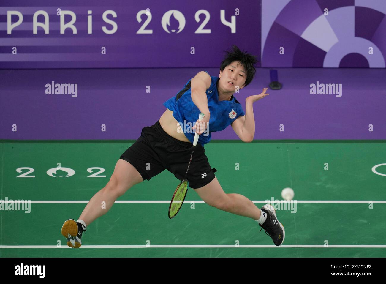Japan's Akane Yamaguchi plays against Myanmar's Thuzar Htar during their women's singles badminton group stage match at the 2024 Summer Olympics, Saturday, July 27, 2024, in Paris, France. (AP Photo/Kin Cheung) Banque D'Images