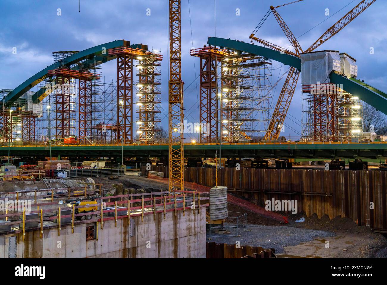 Nouvelle construction du pont Karl Lehr dans le port de Duisburg-Ruhrort, sur la Ruhr et le canal du port, importante connexion du port au Banque D'Images