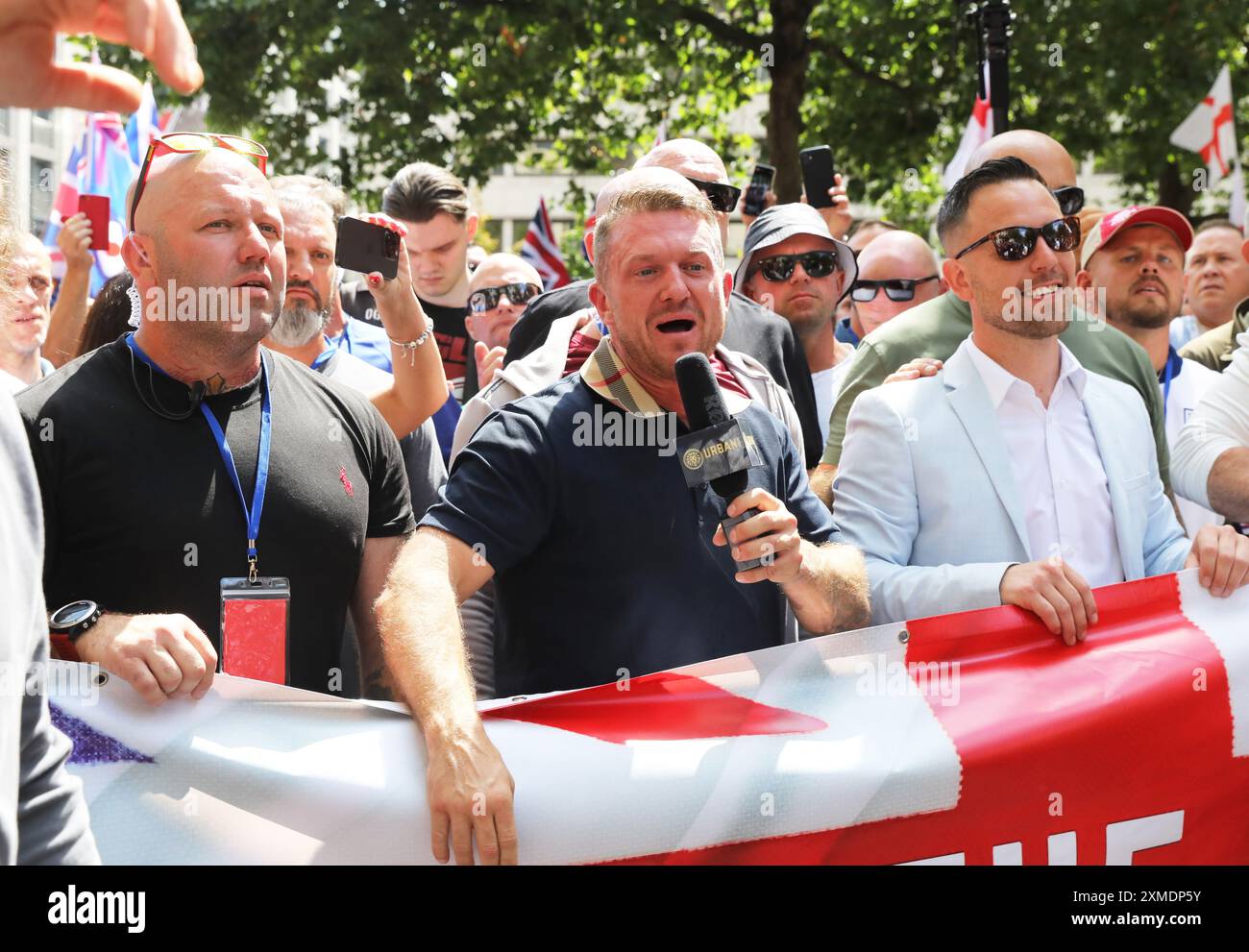 Londres, Royaume-Uni 27 juillet 2024. 1000 policiers supplémentaires ont été recrutés pour gérer et garder une partie des manifestations d'opposition dans le centre de Londres. Tommy Robinson a dirigé sa marche Take Our Country Back des cours royales de justice à Trafalgar Square. La marche Stand Up to Racism s'est déroulée de Russell Square à Whitehall. Crédit : Monica Wells/Alamy Live News Banque D'Images