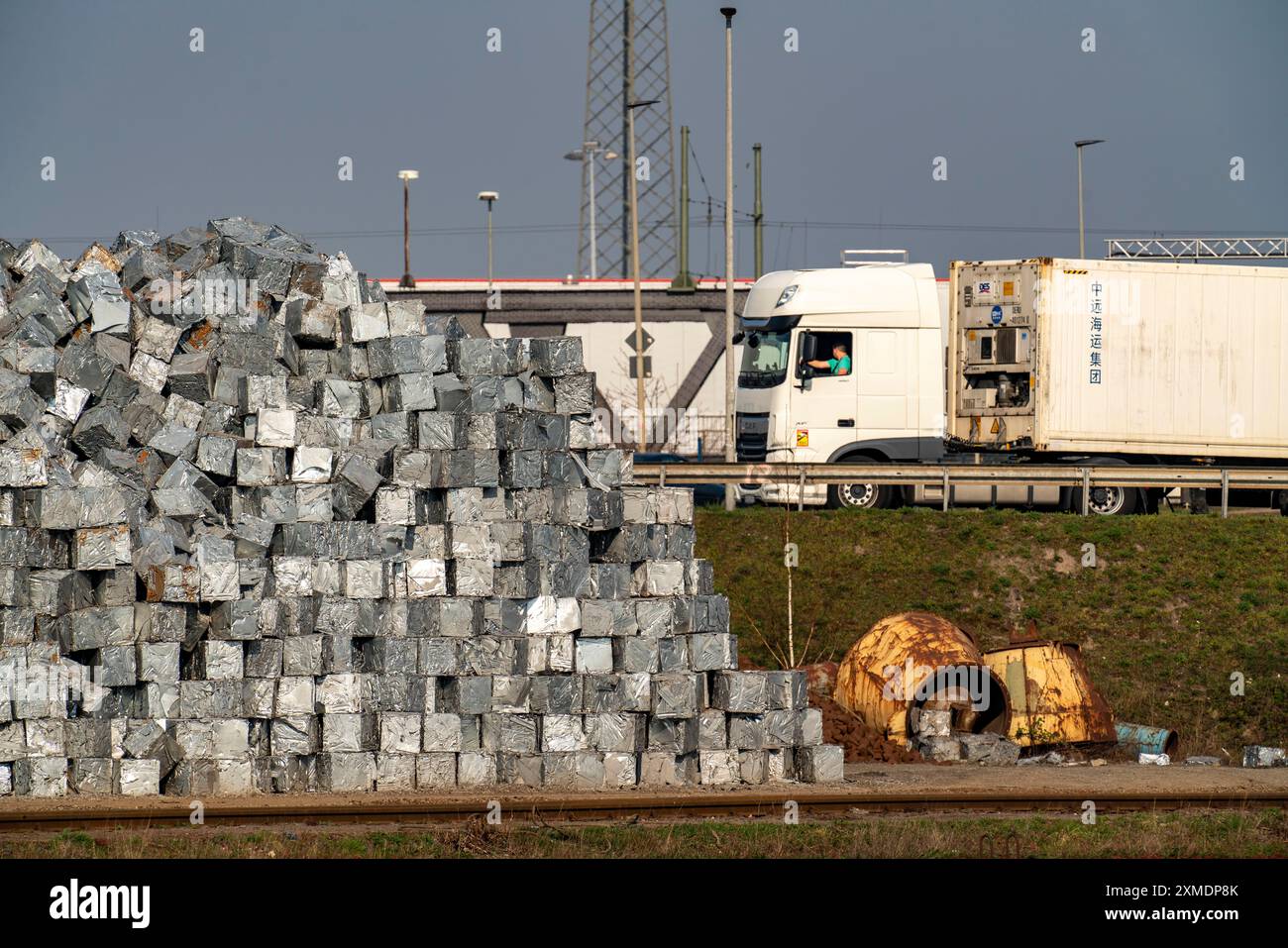 Port intérieur de Duisburg-Ruhrort, île expéditrice, recyclage de la ferraille, de la ferraille, de la ferraille d'aluminium, Duisburg, Rhénanie-du-Nord-Westphalie, Allemagne Banque D'Images