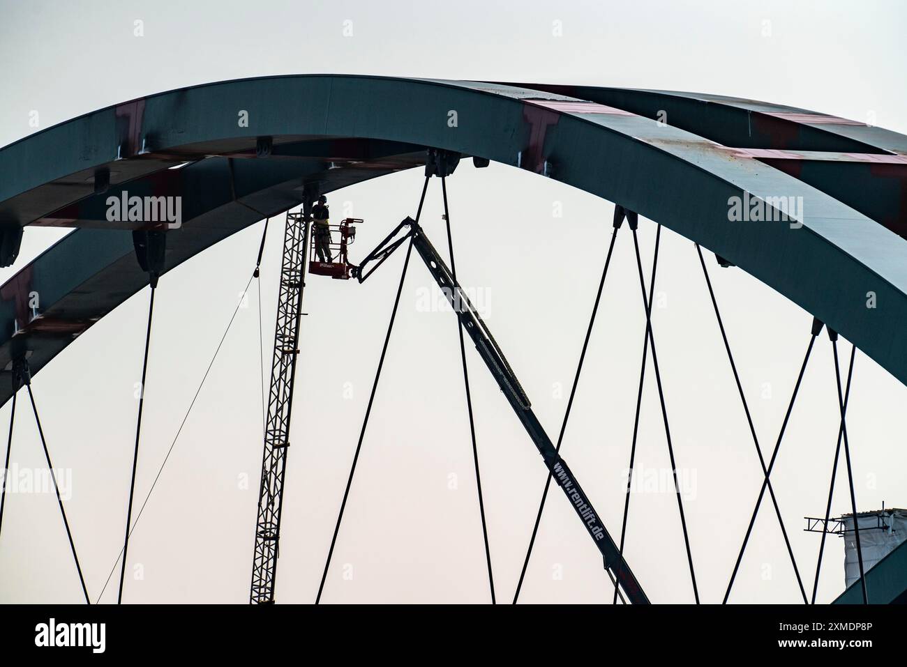 Nouvelle construction du pont Karl Lehr dans le port de Duisburg-Ruhrort, sur la Ruhr et le canal du port, importante connexion du port au Banque D'Images