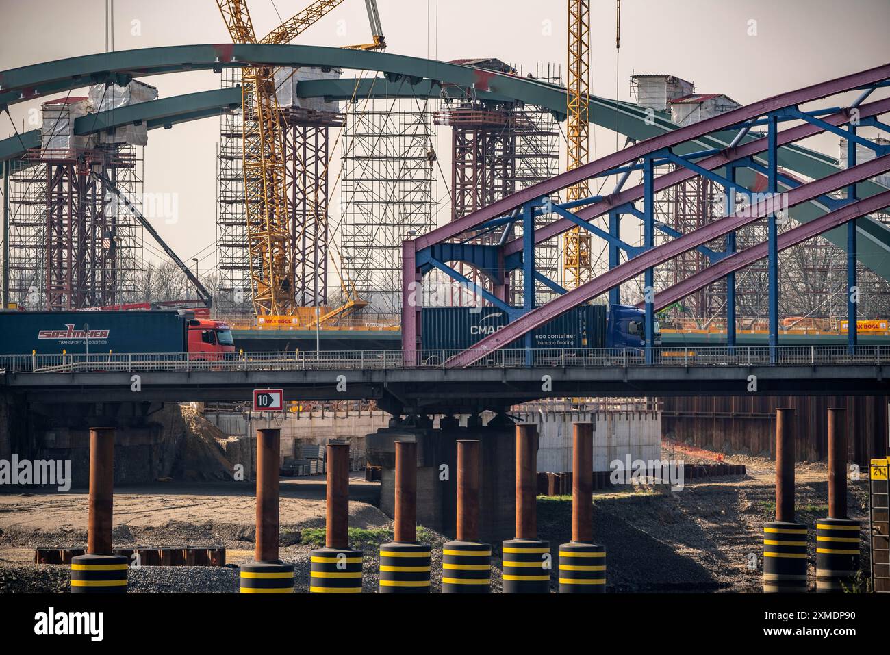 Nouvelle construction du pont Karl Lehr dans le port de Duisburg-Ruhrort, sur la Ruhr et le canal du port, importante connexion du port au Banque D'Images