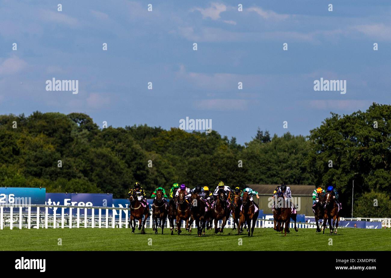 Coureurs pendant le Whispering Angel handicap pendant le QIPCO King George Day à Ascot Racecourse, Berkshire. Date de la photo : samedi 27 juillet 2024. Banque D'Images