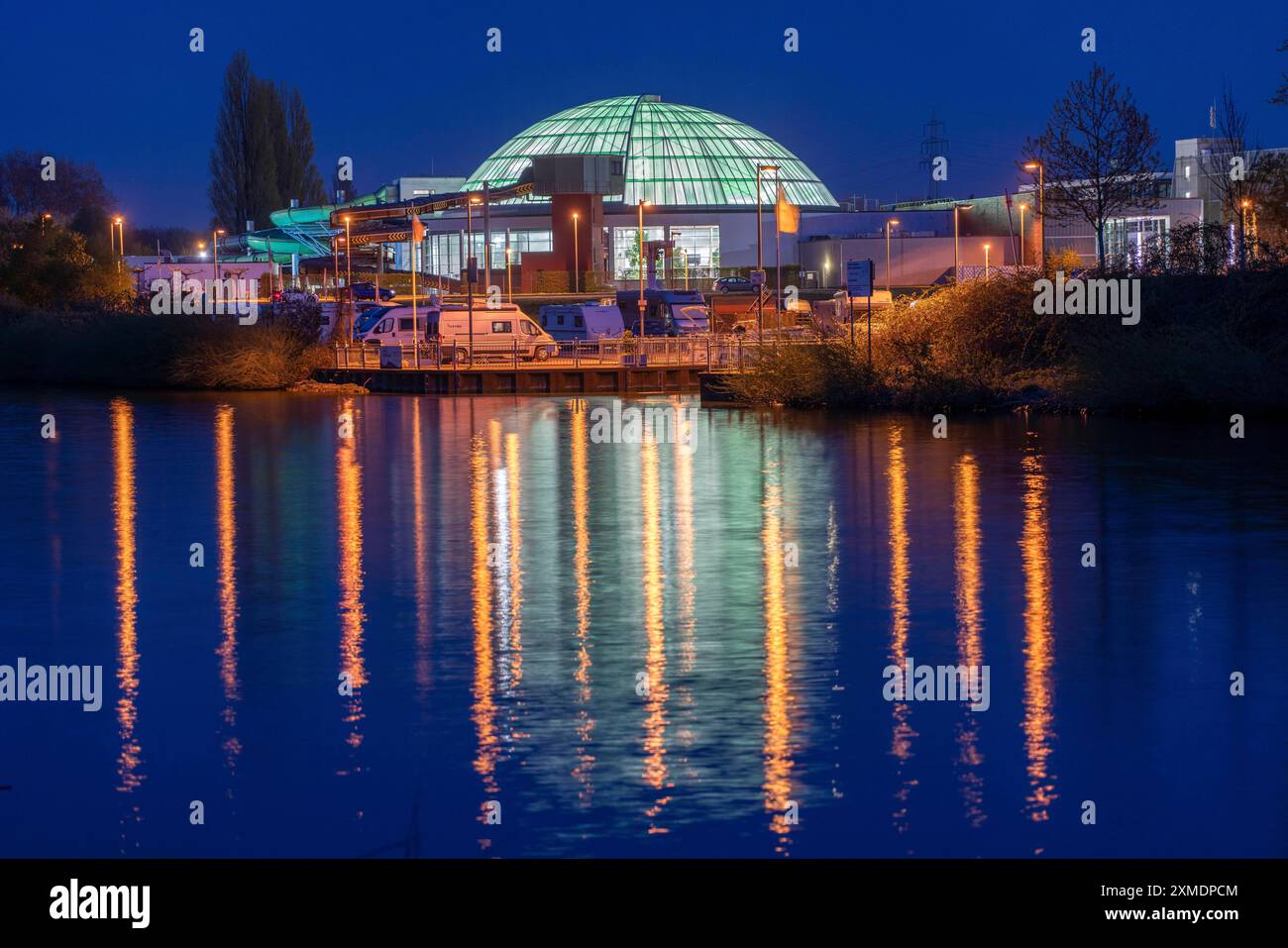 Aquapark Oberhausen piscine de loisirs et de loisirs, port de plaisance sur le canal Rhin-Herne, emplacement pour camping-cars, à Oberhausen, Rhénanie du Nord-Westphalie, Allemagne Banque D'Images