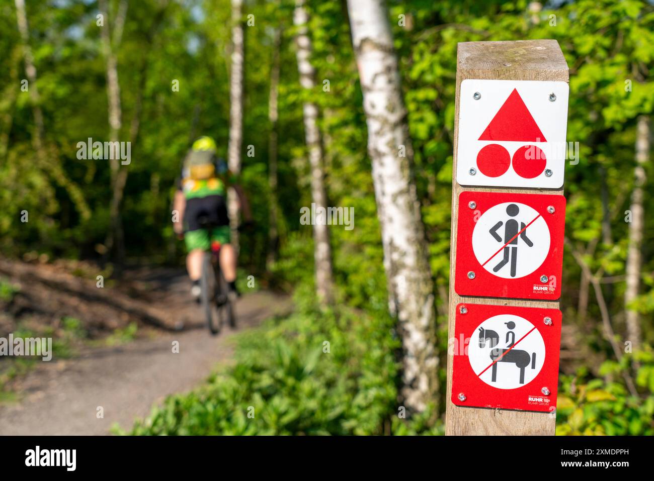 Panneau sur le Brammentrail, piste de VTT sur la pointe du butin de Schurenbach, à Essen Rhénanie du Nord-Westphalie, Allemagne Banque D'Images