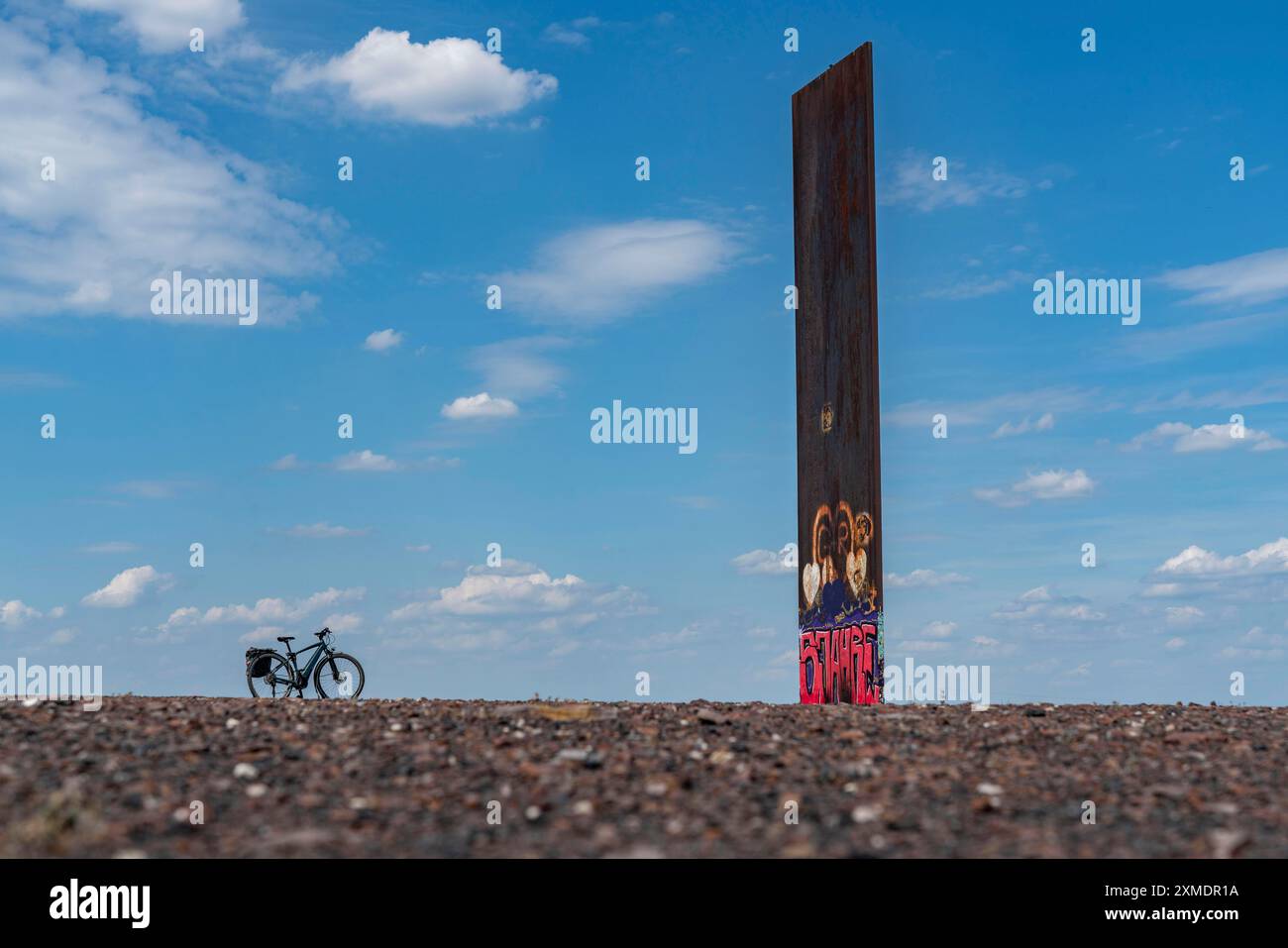 Vélo dans la région de la Ruhr, sur le tas de scories de Schurenbach, Bramme point de repère pour la région de la Ruhr par l'artiste Richard Serra, Essen, Rhénanie du Nord-Westphalie Banque D'Images