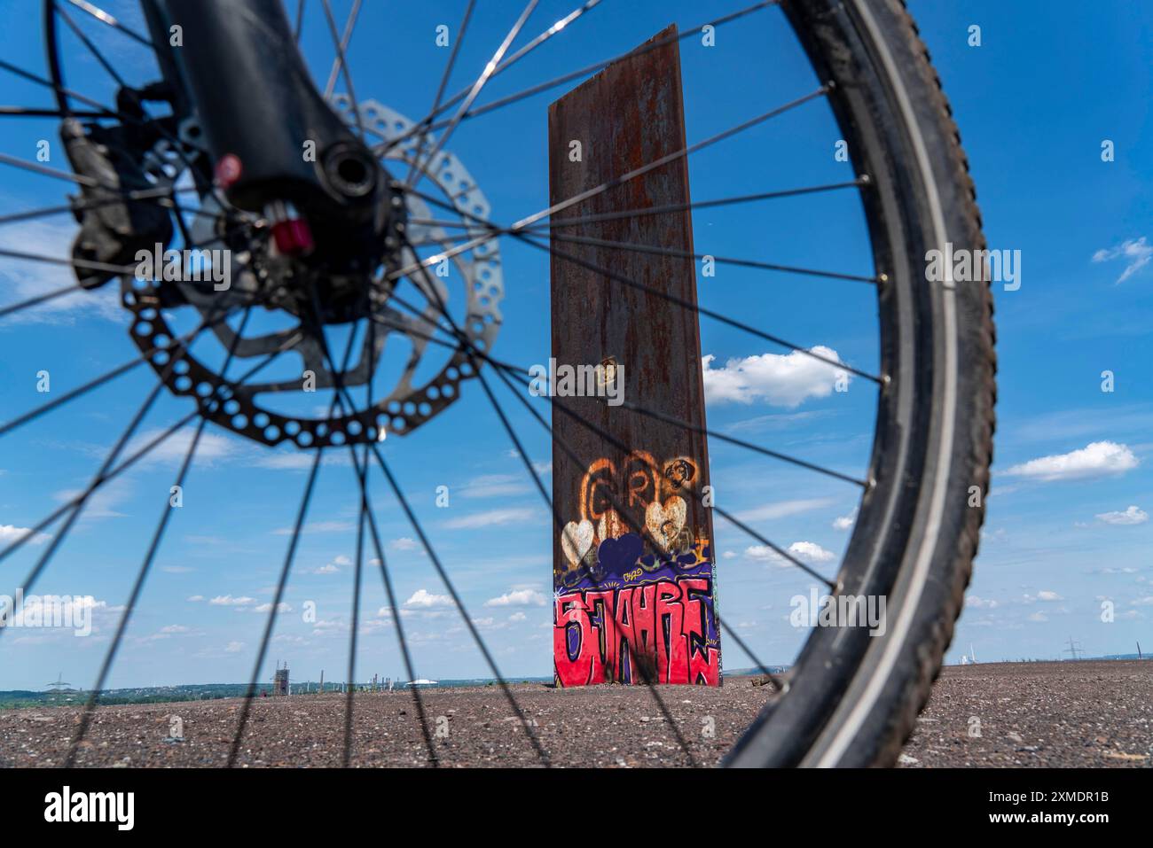 Vélo dans la région de la Ruhr, sur le tas de scories de Schurenbach, Bramme point de repère pour la région de la Ruhr par l'artiste Richard Serra, Essen, Rhénanie du Nord-Westphalie Banque D'Images