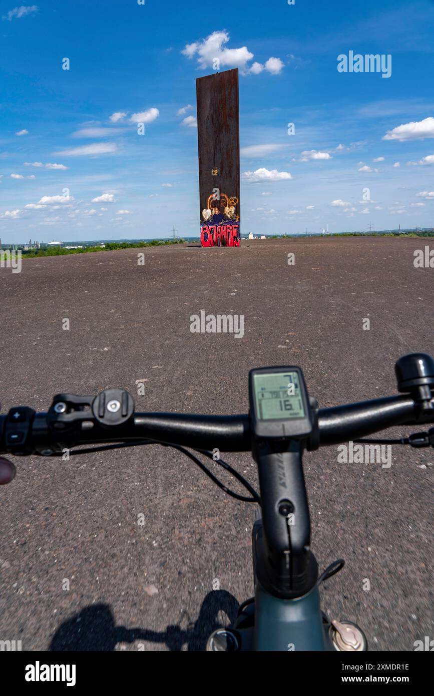 Vélo dans la région de la Ruhr, sur le tas de scories de Schurenbach, Bramme point de repère pour la région de la Ruhr par l'artiste Richard Serra, Essen, Rhénanie du Nord-Westphalie Banque D'Images