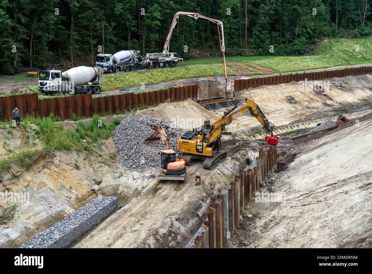 Travaux de renaturalisation sur l'affluent Boye, Emscher, maintenant sans égout, les eaux usées s'écoulent dans l'égout parallèle nouvellement construit, Bottrop Nord Banque D'Images