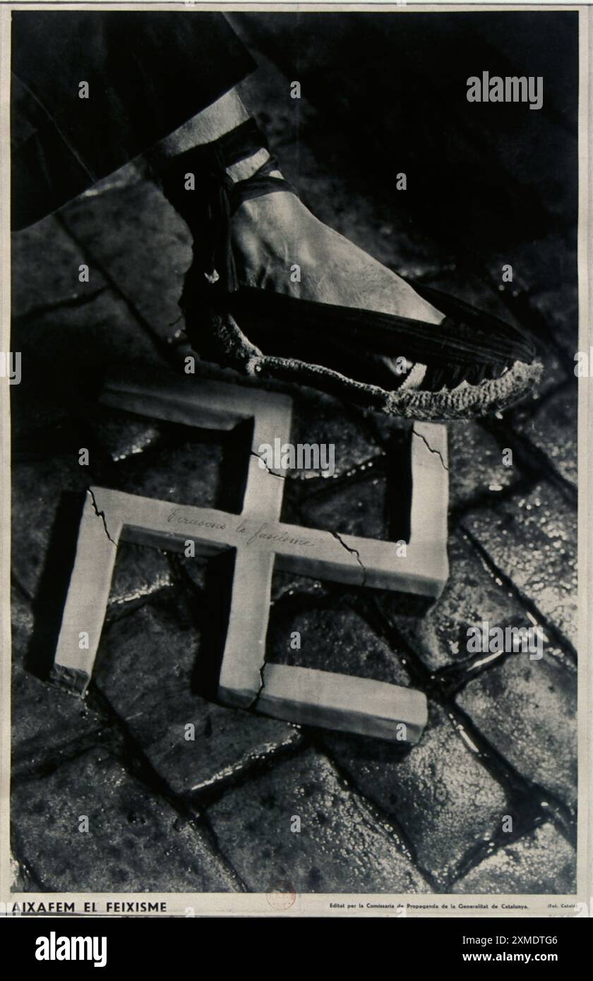 Affiche anti-nazie publiée par le gouvernement de Catalogne pendant la guerre civique espagnole. Il montre une croix gammée fissurée sur des pavés avec un spectacle marchant dessus. Le texte catalan ixafem el feixisme se traduit par écrasement fascisme. Banque D'Images
