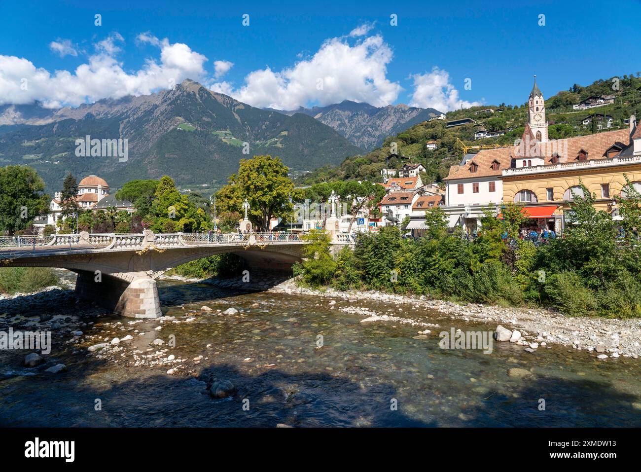 Vue sur la ville, vue sur Merano, rivière Passer, pont de poste, Tyrol du Sud, Italie Banque D'Images