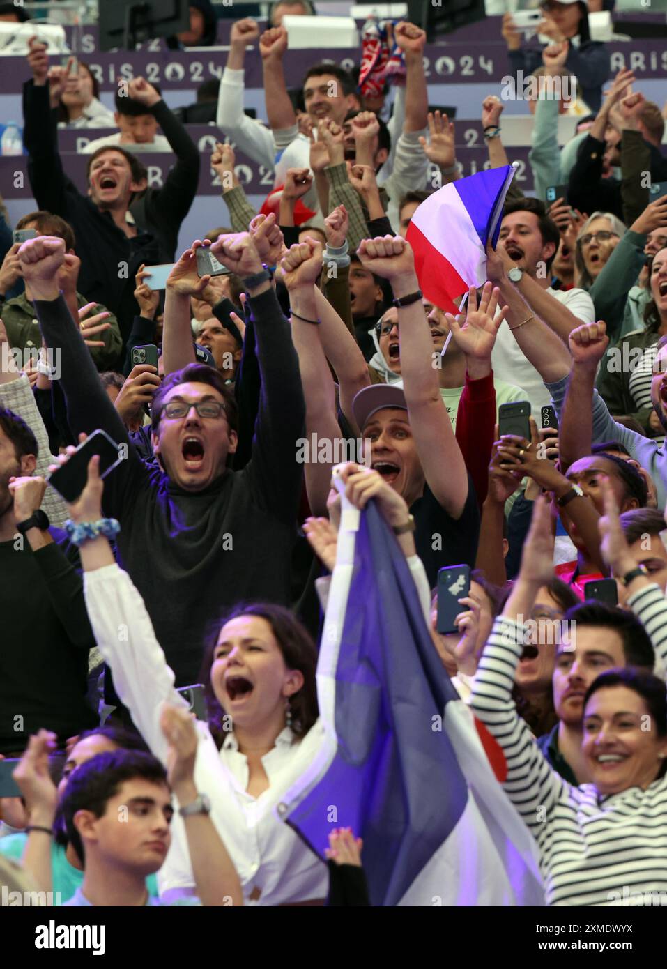 Paris, France. 27 juillet 2024. Les supporters encouragent lors de la compétition d'escrime des Jeux olympiques d'été 2024 au Grand Palais de Paris, France, le samedi 27 juillet 2024, le premier jour des épreuves sportives olympiques. Photo de Maya Vidon-White/UPI crédit : UPI/Alamy Live News Banque D'Images