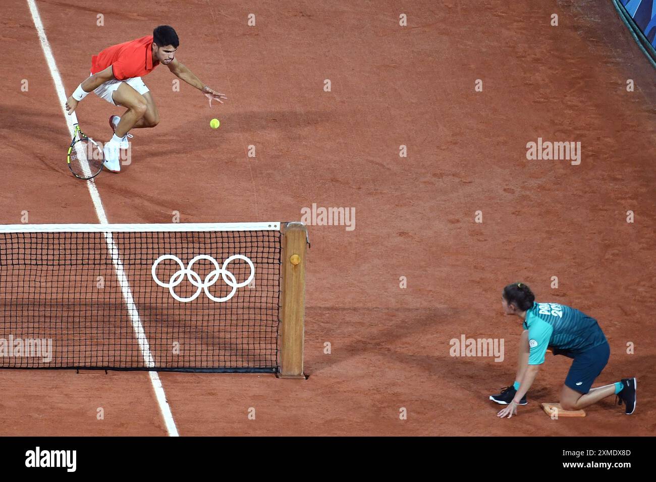 Paris, Fra. 27 juillet 2024. Carlos Alcatraz, d'Espagne, cherche un ballon alors qu'il joue dans le premier tour des doubles hommes avec Rafael Nadal, d'Espagne, contre Maximo Gonzalez et Andres Molten, d'Argentine, à l'intérieur de la cour Philippe-Chatrier au stade Roland Garros lors des Jeux Olympiques d'été de Paris 2024, France le 27 juillet 2024. (Photo par Anthony Behar/Sipa USA) crédit : Sipa US/Alamy Live News Banque D'Images