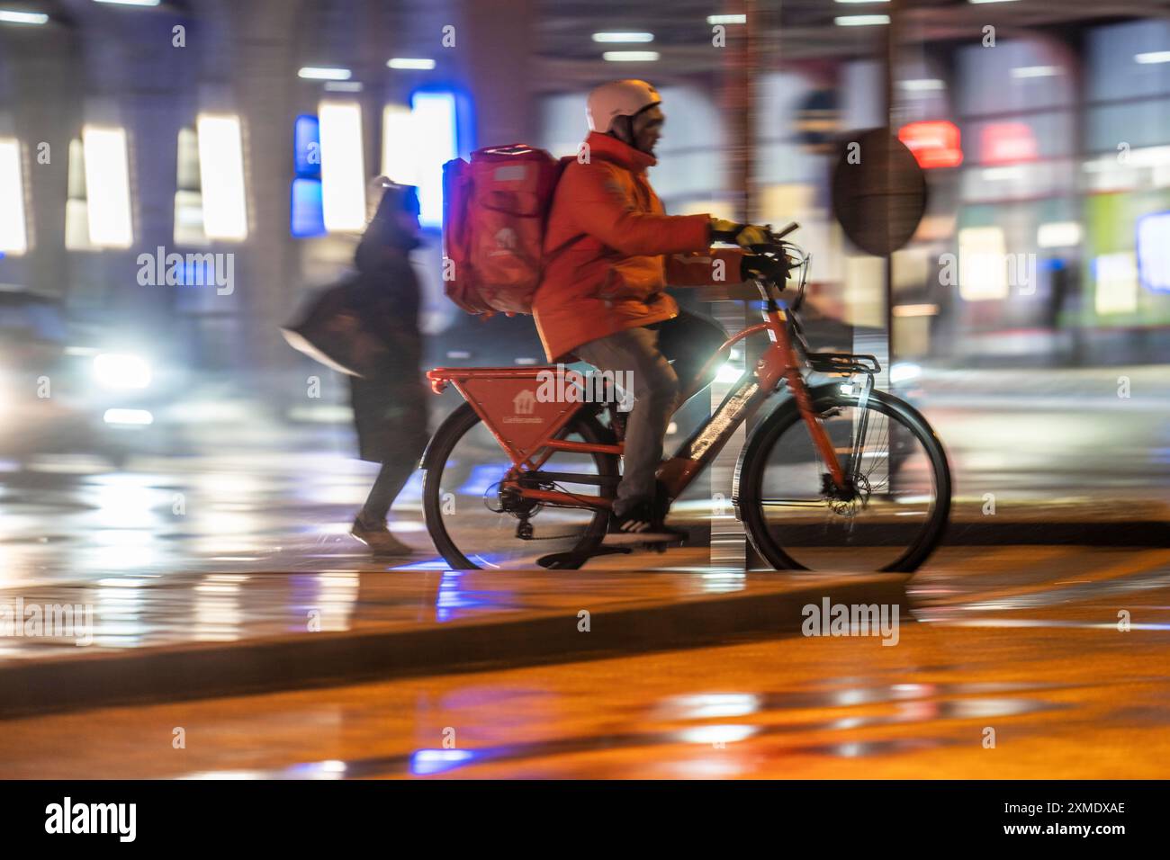 Rue à la gare principale, Lieferando coursier, cycliste, temps pluvieux, centre-ville, dans la soirée, Essen, Rhénanie du Nord-Westphalie, Allemagne Banque D'Images