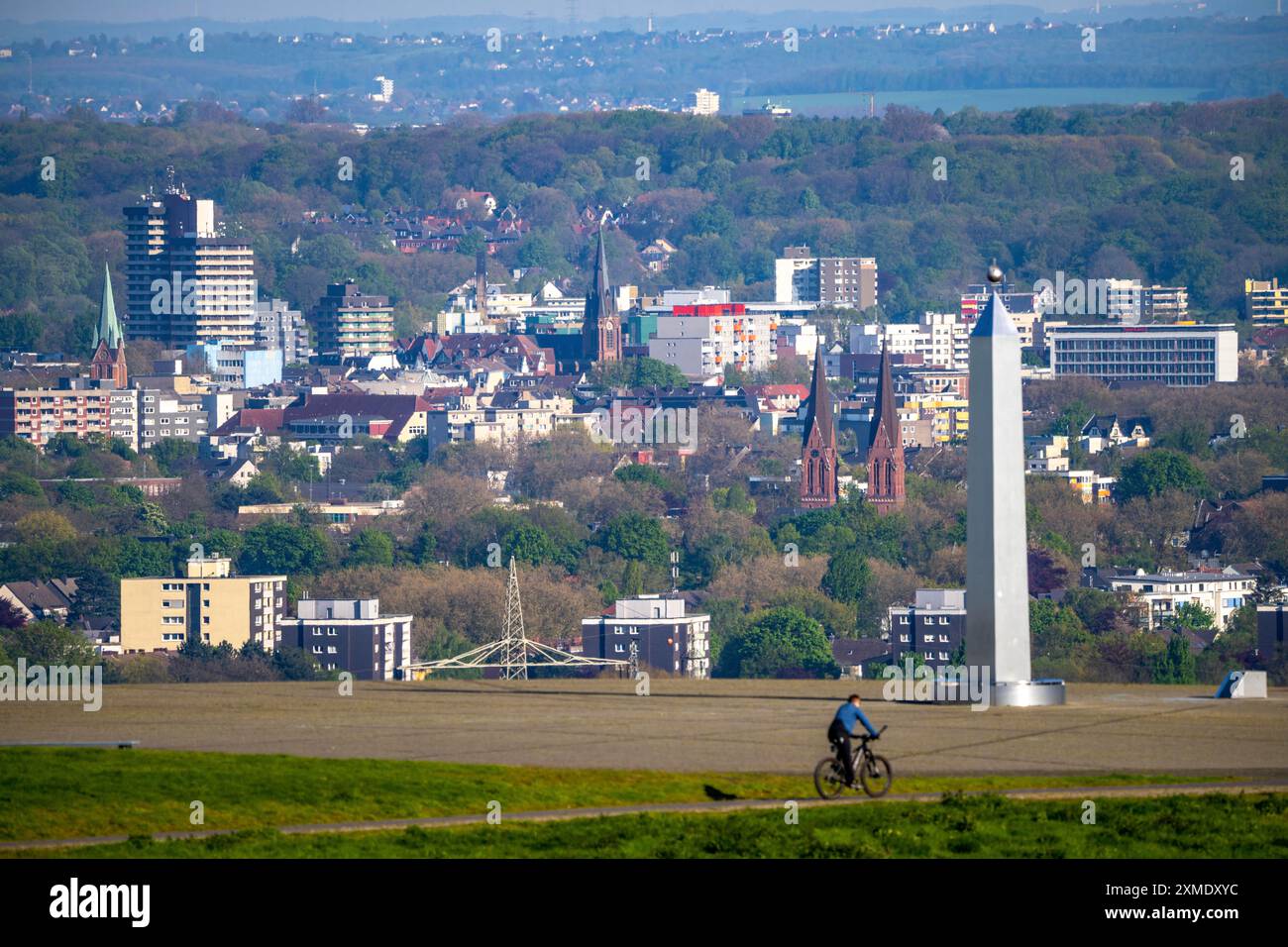 La pointe du butin Hoheward, partie principale du parc paysager Hoheward, cadran solaire, obélisque, vue sur Recklinghausen, Herten, Rhénanie du Nord-Westphalie, Allemagne Banque D'Images