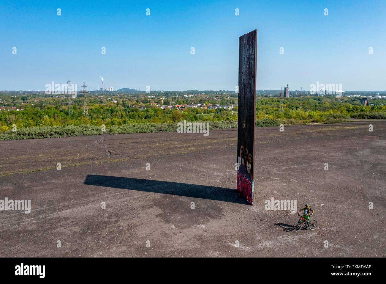 Sculpture Bramme pour la région de la Ruhr par Richard Serra, sur le Brammentrail, piste VTT sur la pointe du butin de Schurenbach, à Essen Rhénanie-du-Nord-Westp Banque D'Images