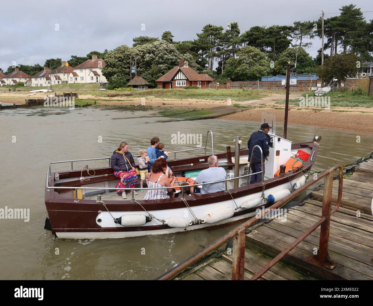 Passagers à pied arrivant au quai au village de Bawdsey sur le ferry qui traverse du côté Felixstowe de la rivière Deben, Suffolk. Banque D'Images