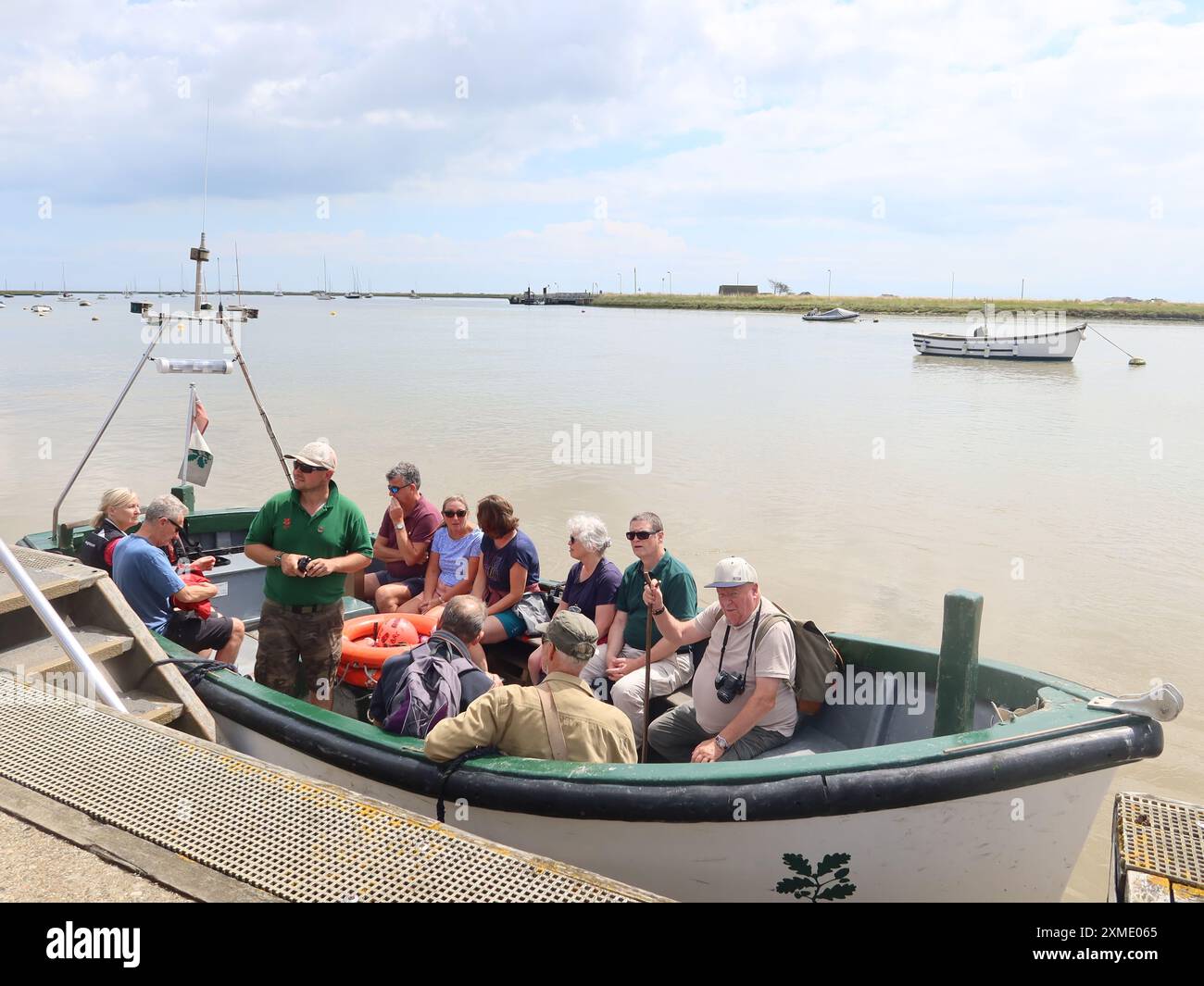 Attractions touristiques du Suffolk : le bateau du National Trust 'Octavia' transporte les passagers entre le quai d'Orford et la réserve naturelle d'Orford Ness. Banque D'Images