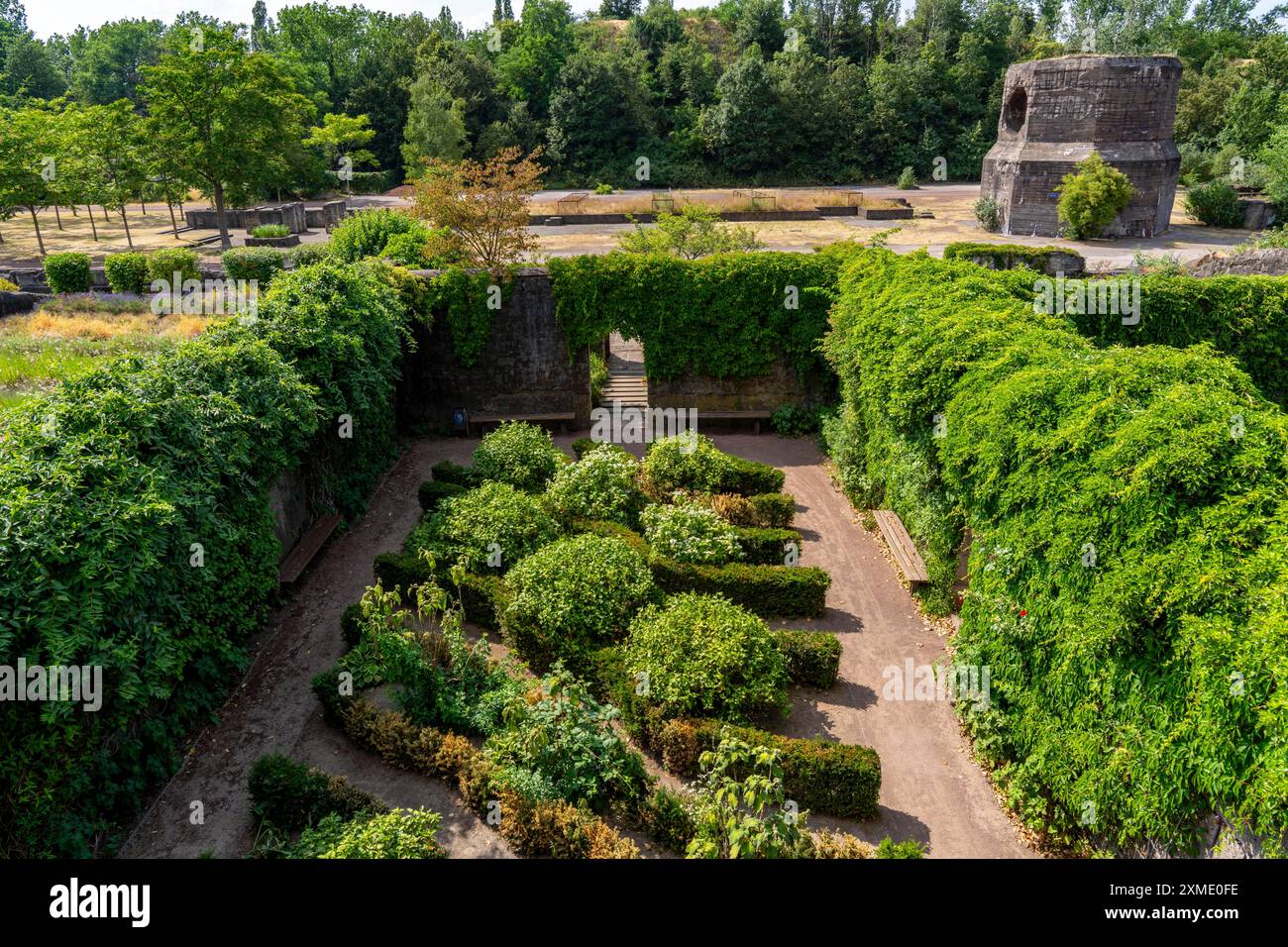 Le parc paysager de Duisburg Nord, jardins dans les bunkers de stockage de l'usine de frittage, Emscherpromenade, Rhénanie du Nord-Westphalie, Allemagne Banque D'Images