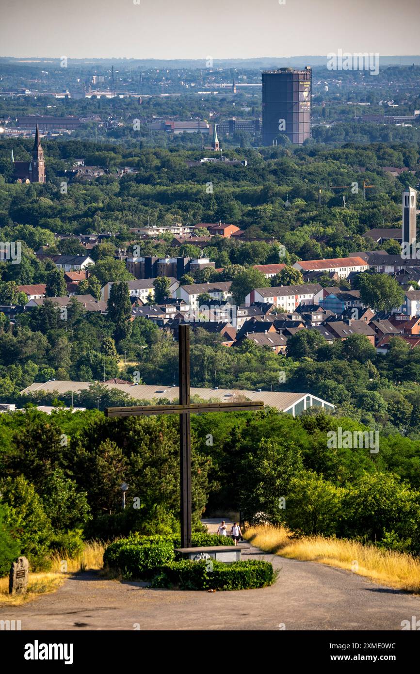 Vue d'Oberhausen avec le gazomètre, depuis la pointe du butin de Haniel, croix sommitale à l'autel du chemin de Croix sur la pointe du butin, Nord Banque D'Images