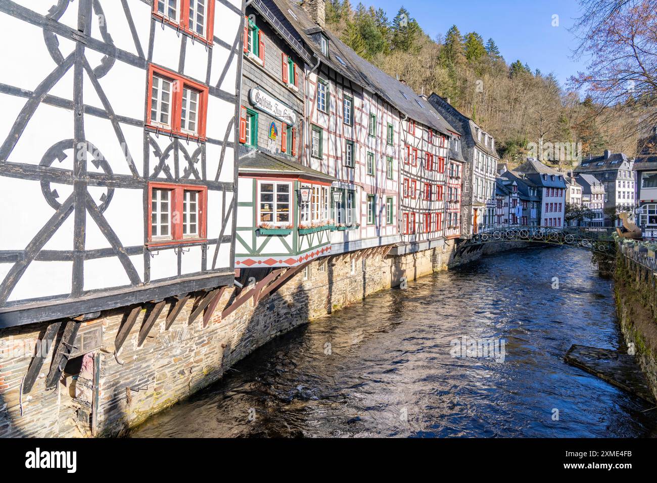 Monschau, vieille ville, Eifel, Rhénanie du Nord-Westphalie, Allemagne, maisons à colombages le long de la Rur, sur Eschenbachstrasse Banque D'Images