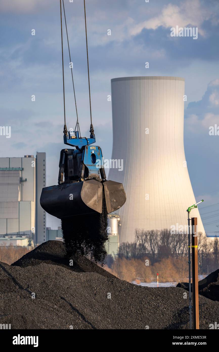 Le port NIAG Rhin à Rheinberg-Orsoy, déchargement des cargos avec du charbon importé, puis chargement sur des wagons de fret ferroviaire, en arrière-plan le Banque D'Images