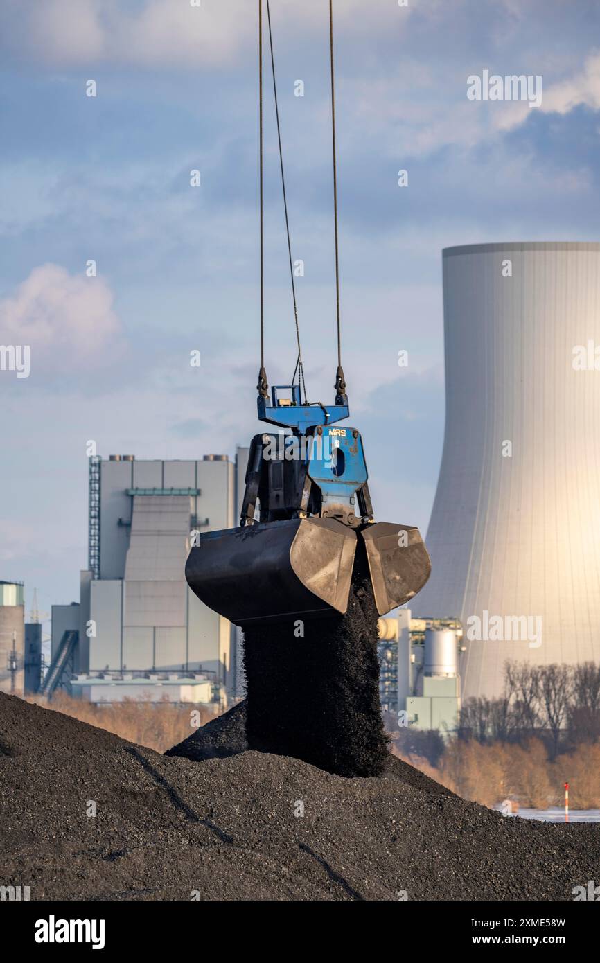 Le port NIAG Rhin à Rheinberg-Orsoy, déchargement des cargos avec du charbon importé, puis chargement sur des wagons de fret ferroviaire, en arrière-plan le Banque D'Images