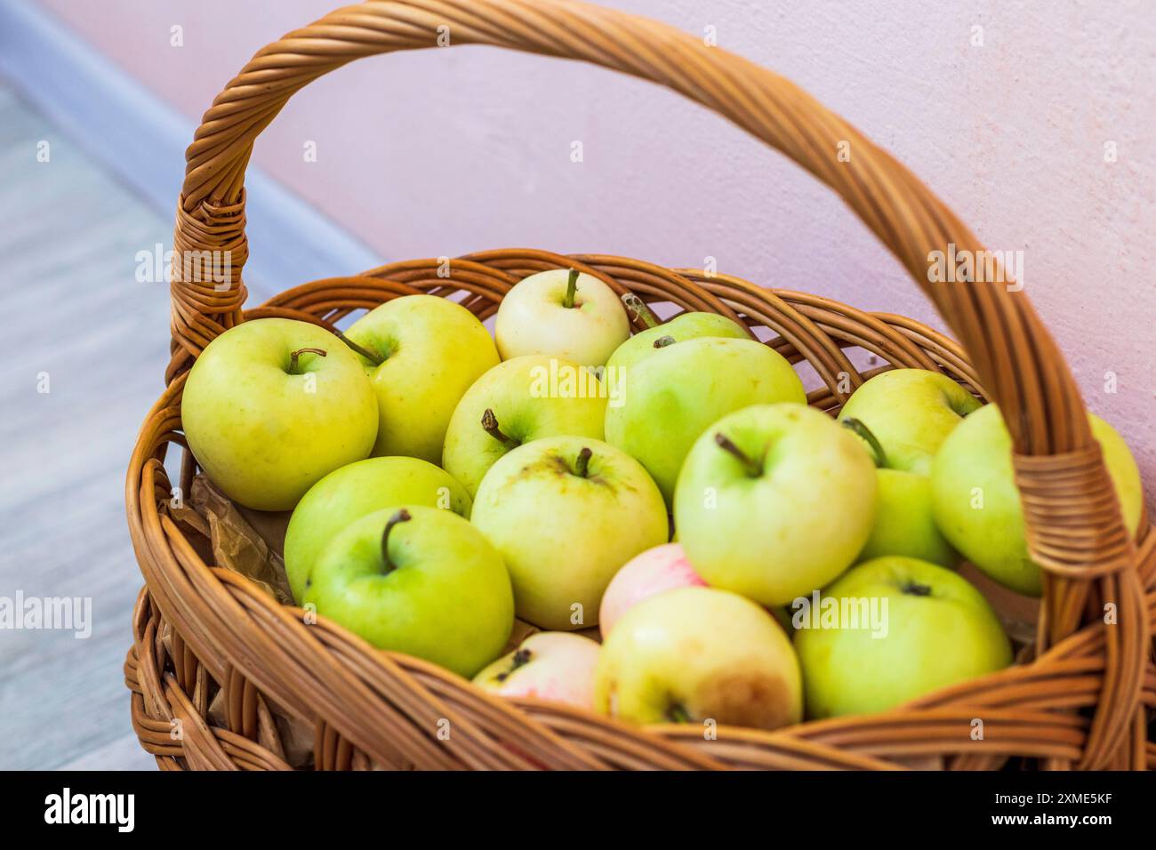 Shot des pommes fraîchement cueillies dans le panier Banque D'Images